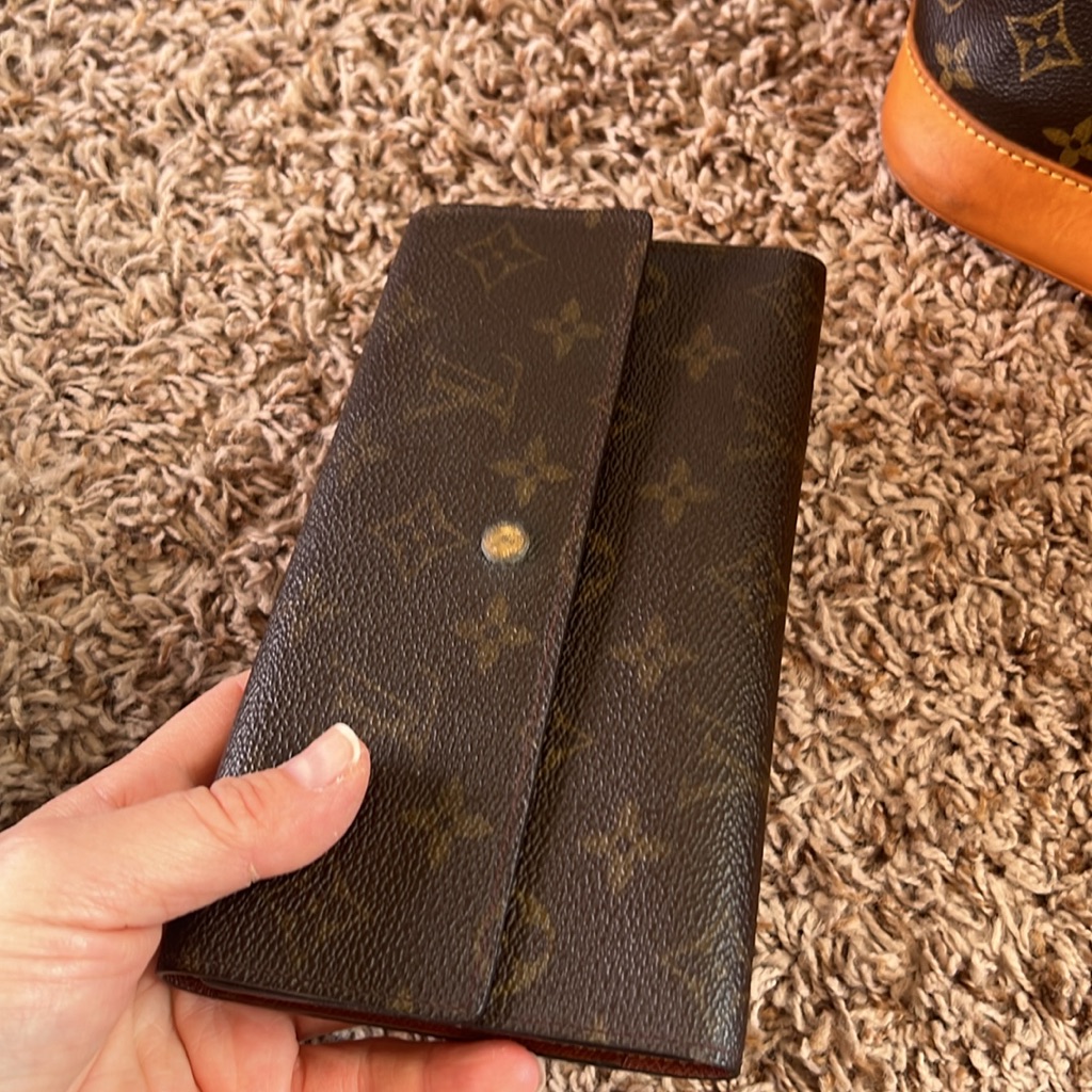 - Authentic Louis Vuitton Wallet Only !